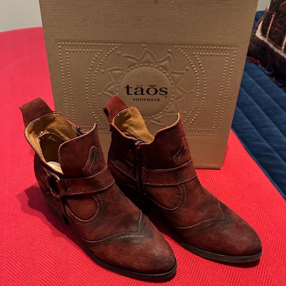 Taos Footwear Women's Brown Suede Ankle Boots